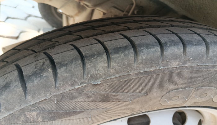 2015 Hyundai Eon ERA +, Petrol, Manual, 69,995 km, tyre