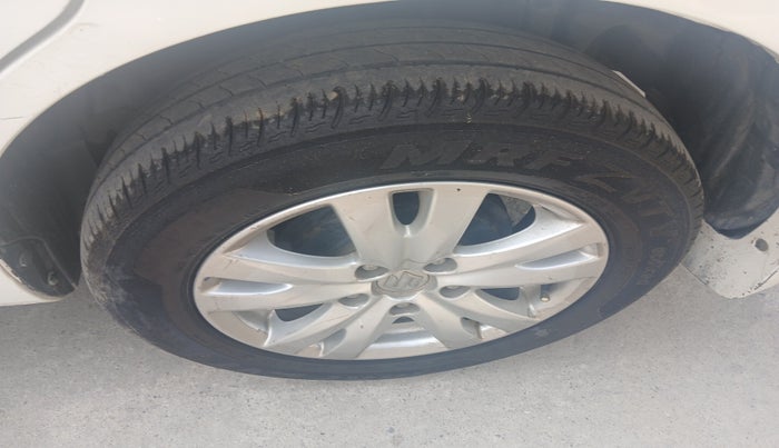 2016 Maruti Ertiga ZDI SHVS, Diesel, Manual, 1,97,010 km, tyre