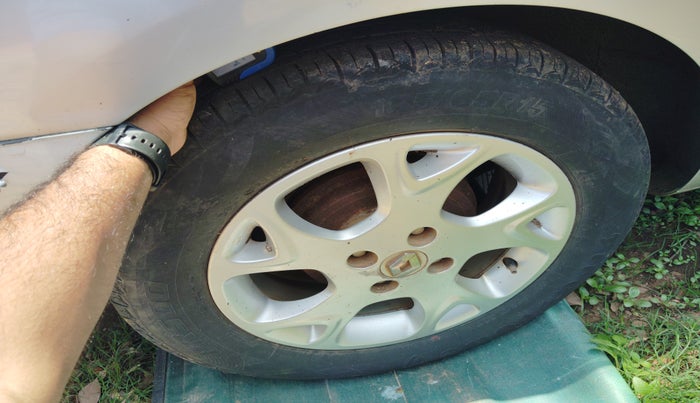 2013 Renault Scala RXZ PETROL AT, Petrol, Automatic, 1,08,150 km, tyre