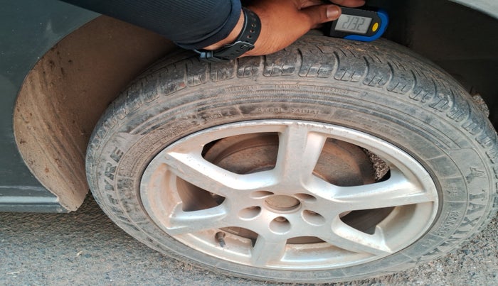 2013 Volkswagen Vento HIGHLINE DIESEL 1.6, Diesel, Manual, 1,45,899 km, tyre