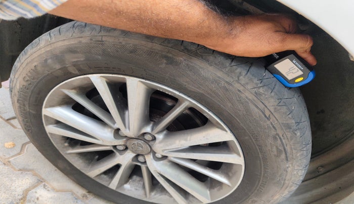 2015 Toyota Corolla Altis VL CVT PETROL, Petrol, Automatic, 1,62,468 km, tyre