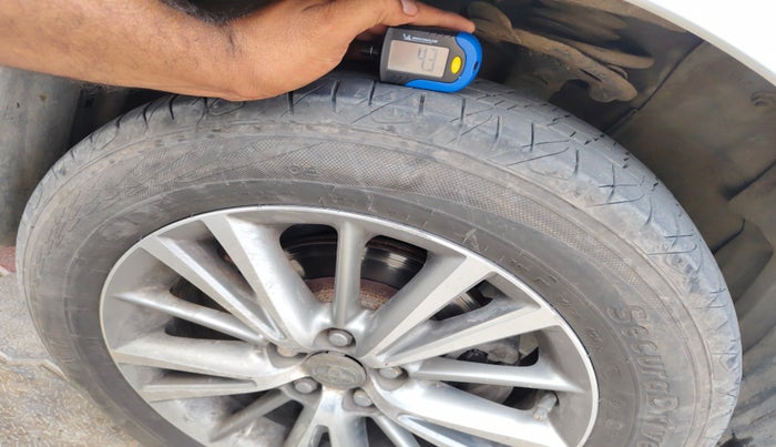 2015 Toyota Corolla Altis VL CVT PETROL, Petrol, Automatic, 1,62,468 km, tyre