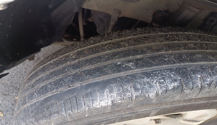 2013 Renault Duster 85 PS RXL DIESEL, Diesel, Manual, 1,01,694 km, tyre