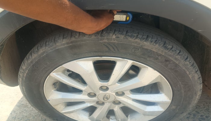2020 Mahindra XUV300 W8 1.2 PETROL, Petrol, Manual, 74,000 km, tyre