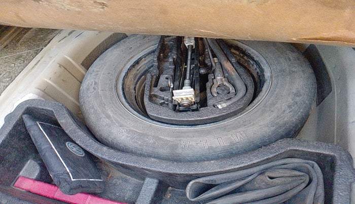 2011 Volkswagen Vento TRENDLINE 1.6, Petrol, Manual, 94,474 km, tyre