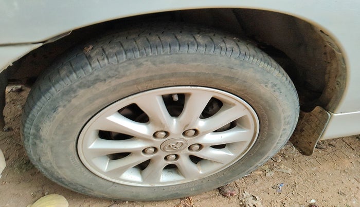 2013 Toyota Innova 2.5 VX 7 STR, Diesel, Manual, 1,46,480 km, tyre