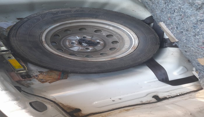 2012 Hyundai Eon ERA +, Petrol, Manual, 89,706 km, tyre