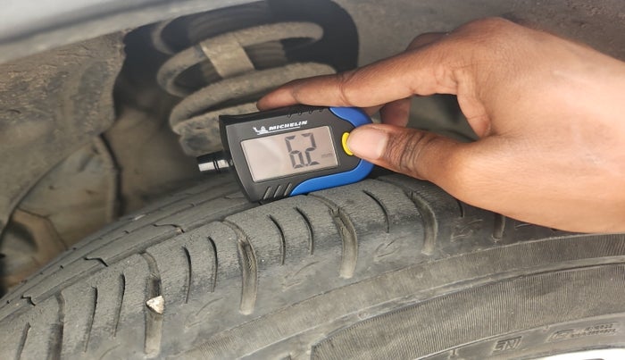 2021 Mahindra XUV300 W8 (O) 1.2 PETROL AMT, Petrol, Automatic, 14,207 km, tyre