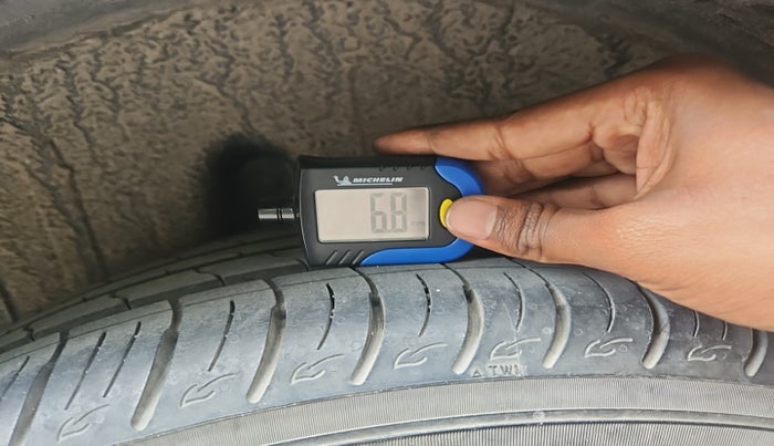 2021 Mahindra XUV300 W8 (O) 1.2 PETROL AMT, Petrol, Automatic, 14,207 km, tyre