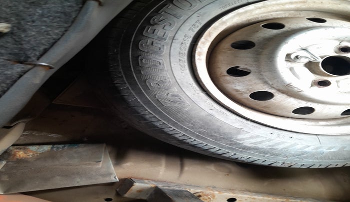 2012 Maruti Wagon R 1.0 LXI, Petrol, Manual, 2,48,323 km, tyre