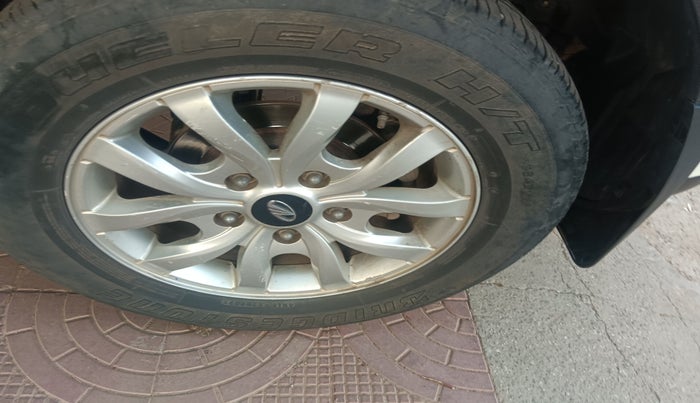 2015 Mahindra XUV500 W10, Diesel, Manual, 2,11,572 km, tyre