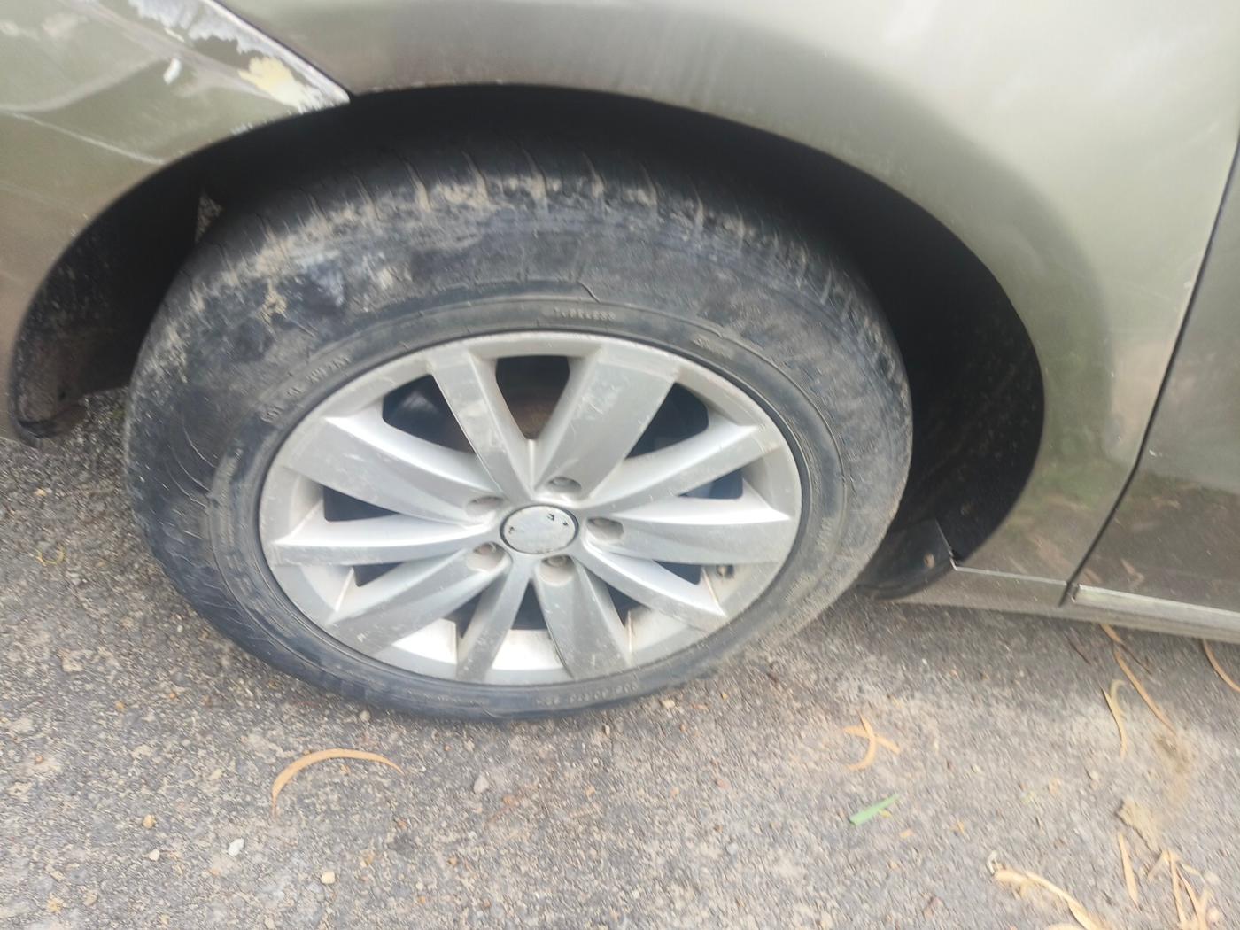2011 Volkswagen Passat COMFORTLINE DSG, Diesel, Automatic, 1,52,610 km, tyre