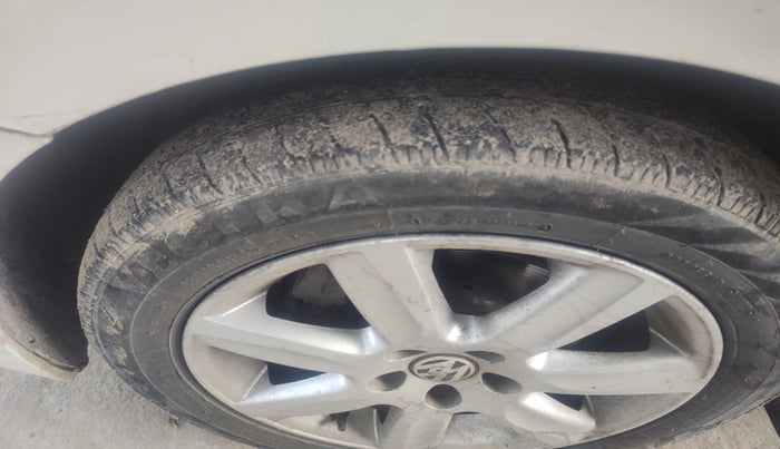 2010 Volkswagen Vento HIGHLINE DIESEL 1.6, Diesel, Manual, 1,62,590 km, tyre