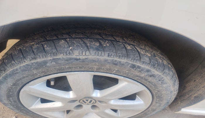 2010 Volkswagen Vento HIGHLINE DIESEL 1.6, Diesel, Manual, 1,62,590 km, tyre