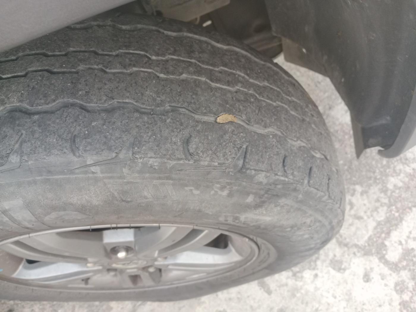2020 Mahindra TUV300 T10, Diesel, Manual, 76,500 km, tyre
