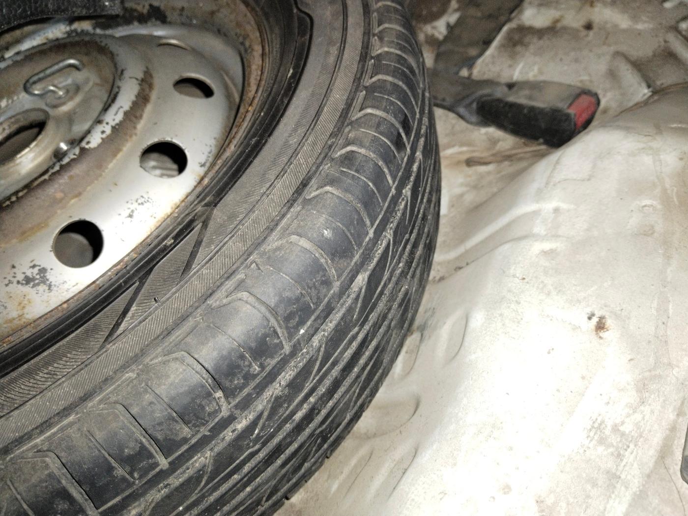 2010 Maruti Wagon R 1.0 LXI, Petrol, Manual, 1,04,578 km, tyre