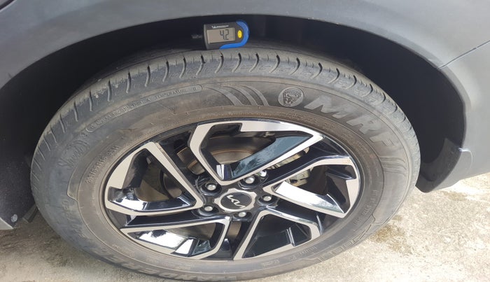 2022 KIA CARENS LUXURY PLUS 1.4 PETROL 7 STR, Petrol, Manual, 24,784 km, tyre