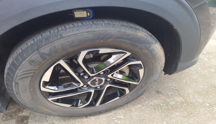 2022 KIA CARENS LUXURY PLUS 1.4 PETROL 7 STR, Petrol, Manual, 24,784 km, tyre