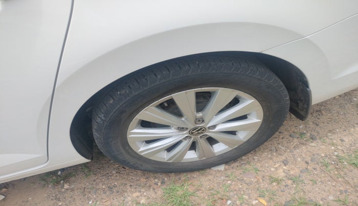 2022 Volkswagen VIRTUS HIGHLINE TSI 1.0 MT, Petrol, Manual, 30,506 km, tyre