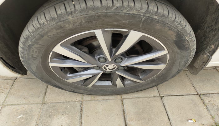 2023 Skoda SLAVIA STYLE 1.0L TSI MT, Petrol, Manual, 18,707 km, tyre