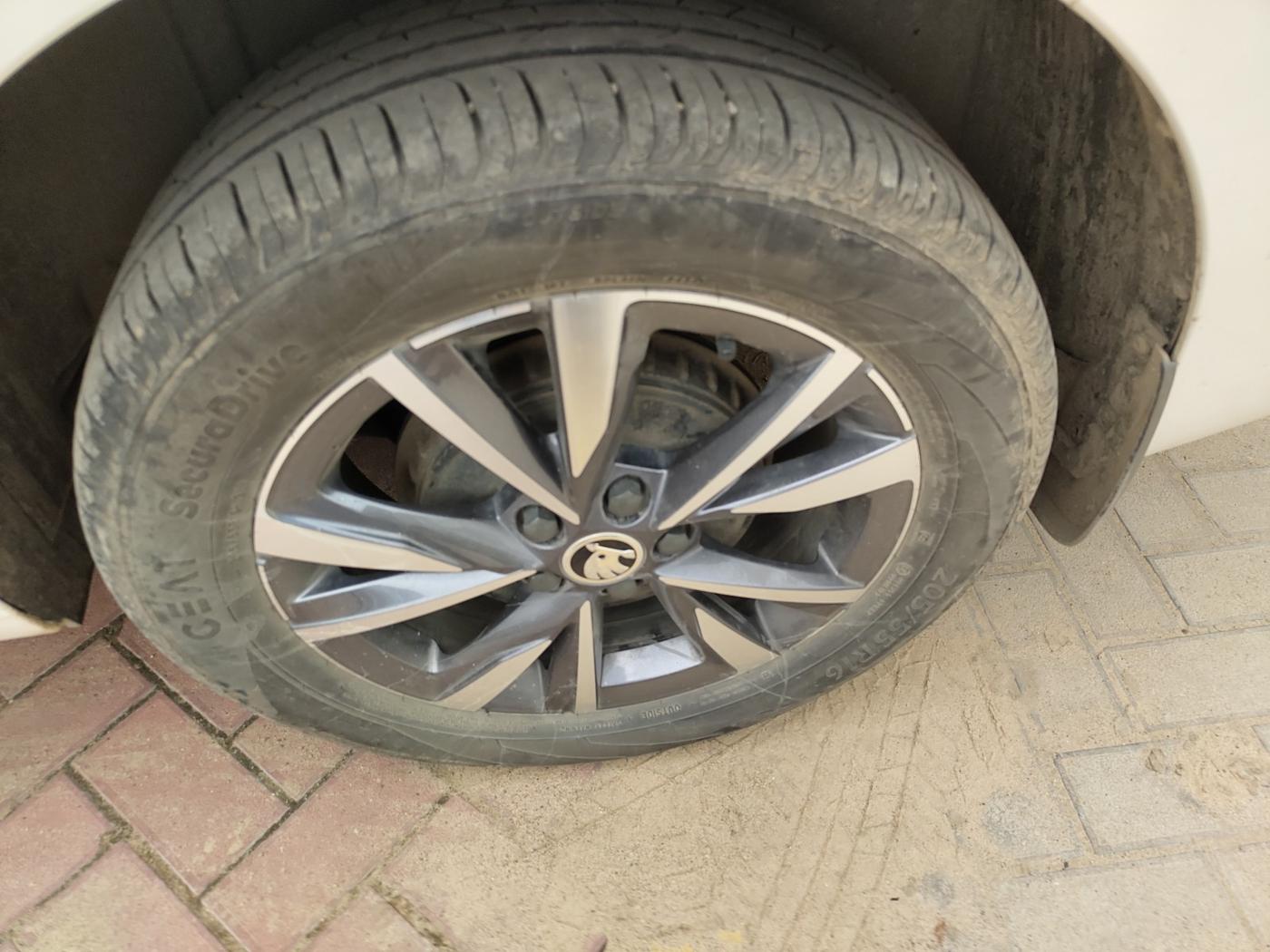 2023 Skoda SLAVIA STYLE 1.0L TSI MT, Petrol, Manual, 18,707 km, tyre
