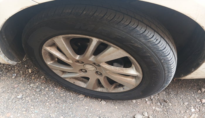 2013 Maruti Swift ZDI, Diesel, Manual, 1,40,903 km, tyre