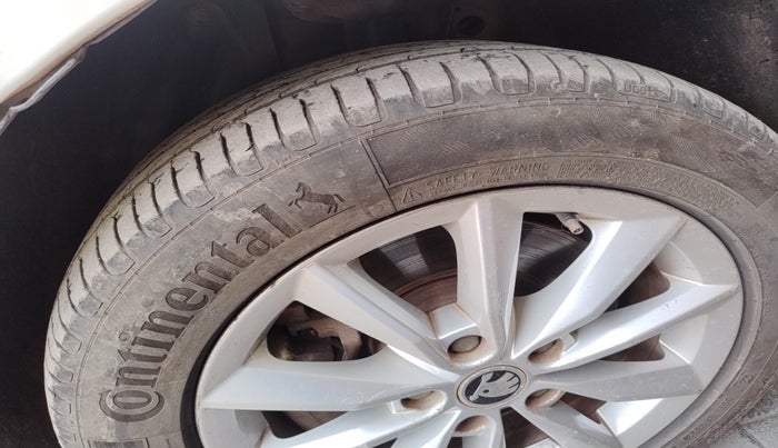 2015 Skoda Octavia ELEGANCE 1.8 TSI AT, Petrol, Automatic, 1,23,940 km, tyre
