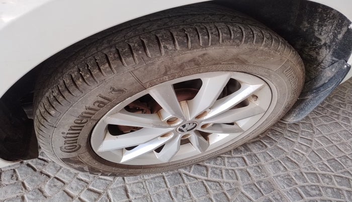 2015 Skoda Octavia ELEGANCE 1.8 TSI AT, Petrol, Automatic, 1,23,940 km, tyre