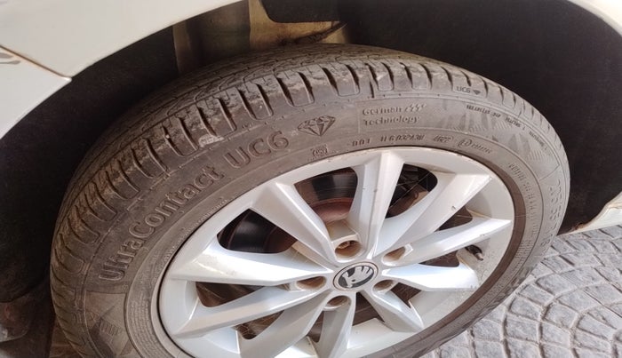 2015 Skoda Octavia ELEGANCE 1.8 TSI AT, Petrol, Automatic, 1,23,940 km, tyre
