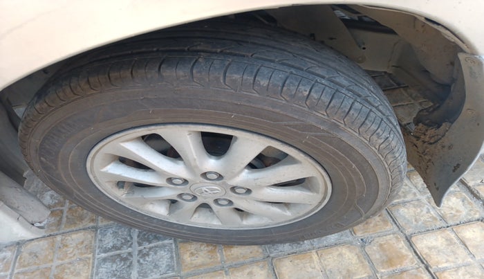 2013 Toyota Innova 2.5 VX 8 STR, Diesel, Manual, 1,13,710 km, tyre