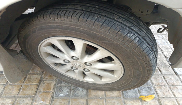2013 Toyota Innova 2.5 VX 8 STR, Diesel, Manual, 1,13,710 km, tyre