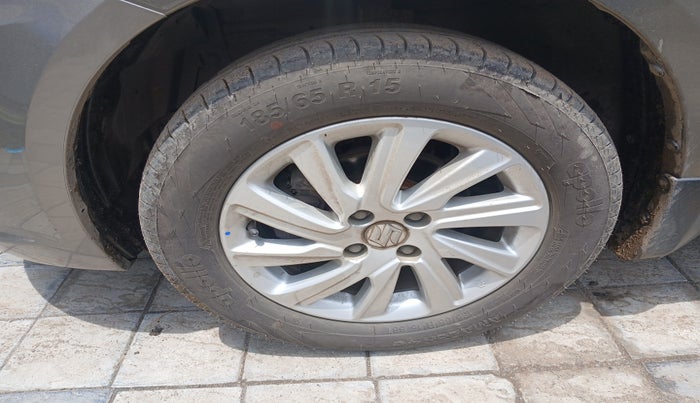 2015 Maruti Swift Dzire ZXI, Petrol, Manual, 65,625 km, tyre