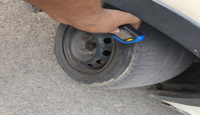 2016 Mahindra Kuv100 K6 D 5 STR, Diesel, Manual, 2,19,000 km, tyre