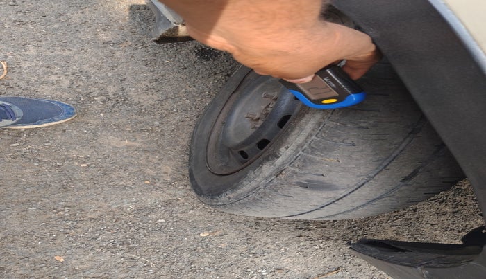 2016 Mahindra Kuv100 K6 D 5 STR, Diesel, Manual, 2,19,000 km, tyre