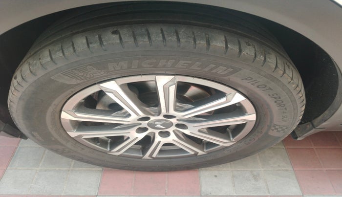 2021 Mahindra XUV700 AX 7 LUXURY P AT 7 STR, Petrol, Automatic, 38,997 km, tyre