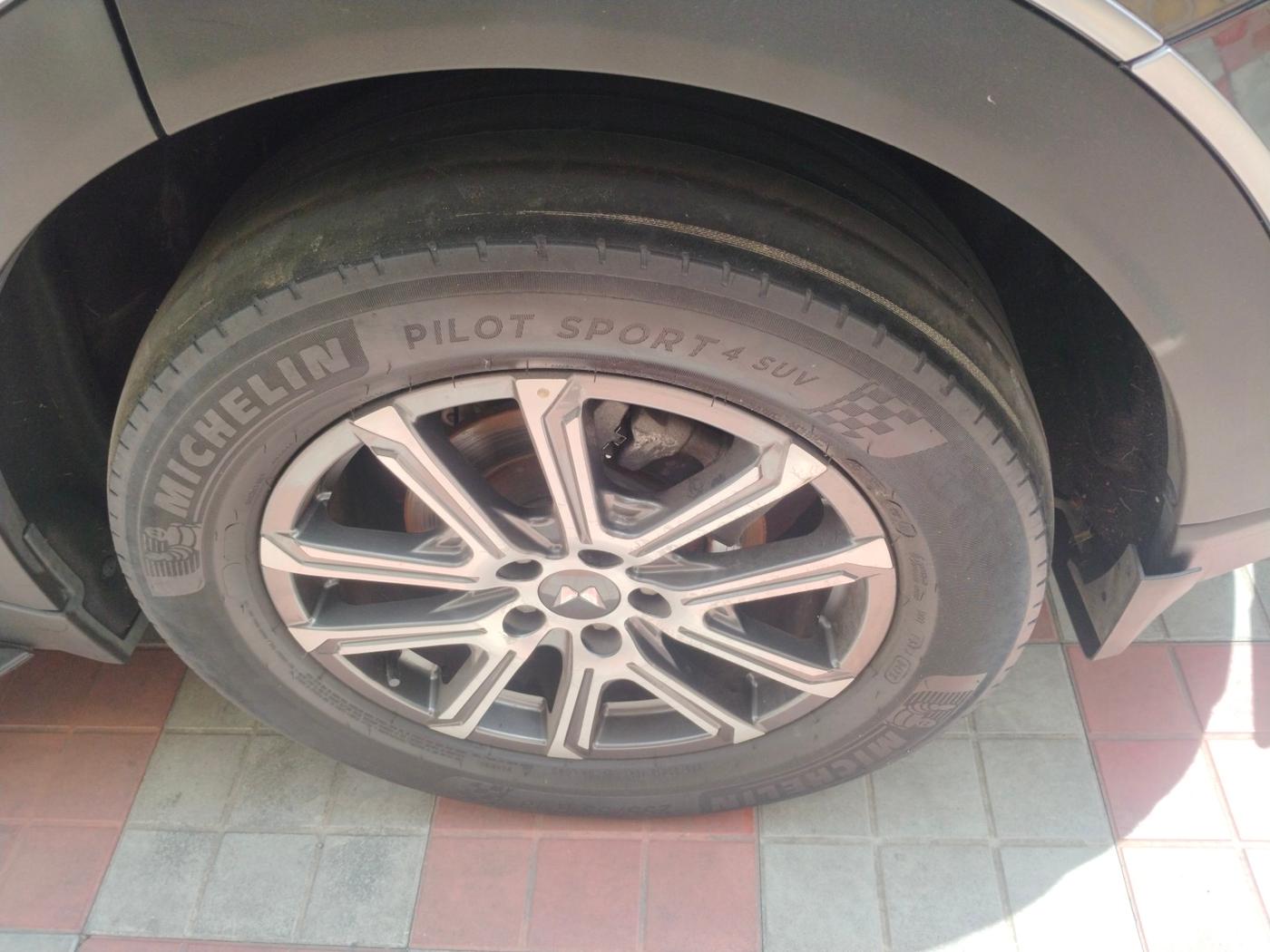 2021 Mahindra XUV700 AX 7 LUXURY P AT 7 STR, Petrol, Automatic, 38,997 km, tyre