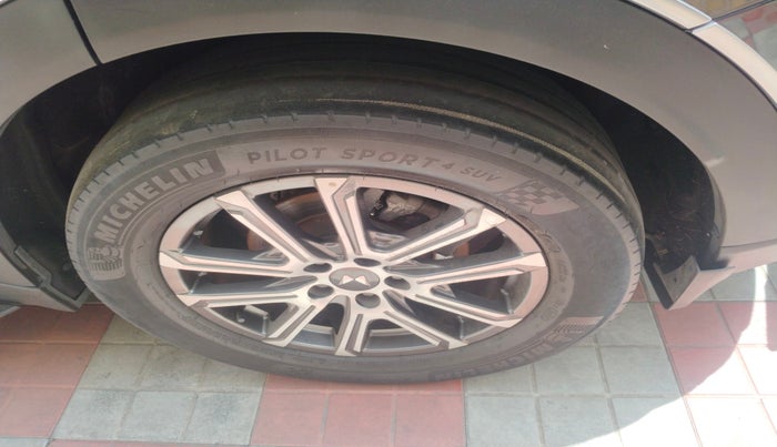 2021 Mahindra XUV700 AX 7 LUXURY P AT 7 STR, Petrol, Automatic, 38,997 km, tyre