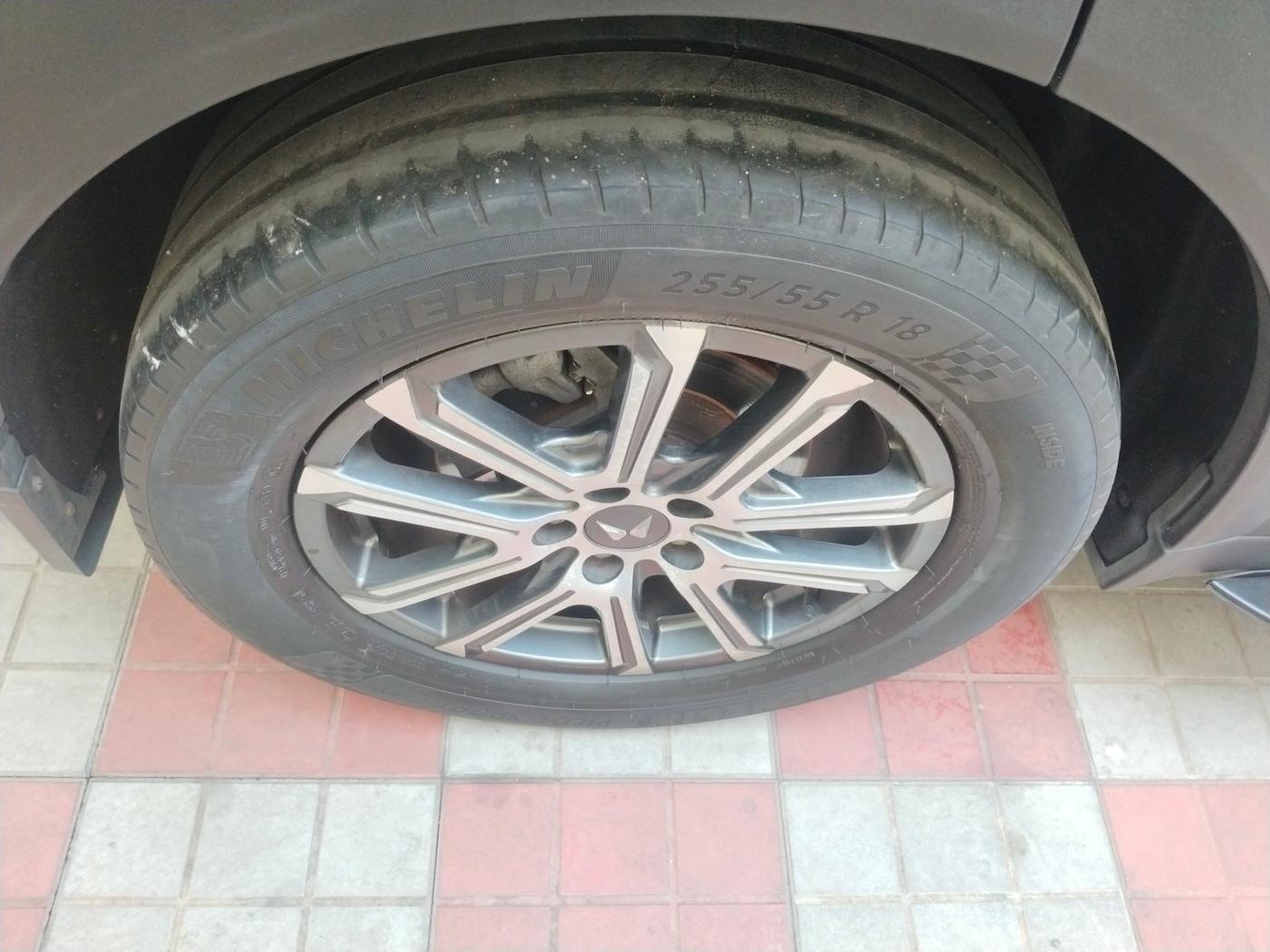 2021 Mahindra XUV700 AX 7 LUXURY P AT 7 STR, Petrol, Automatic, 38,997 km, tyre