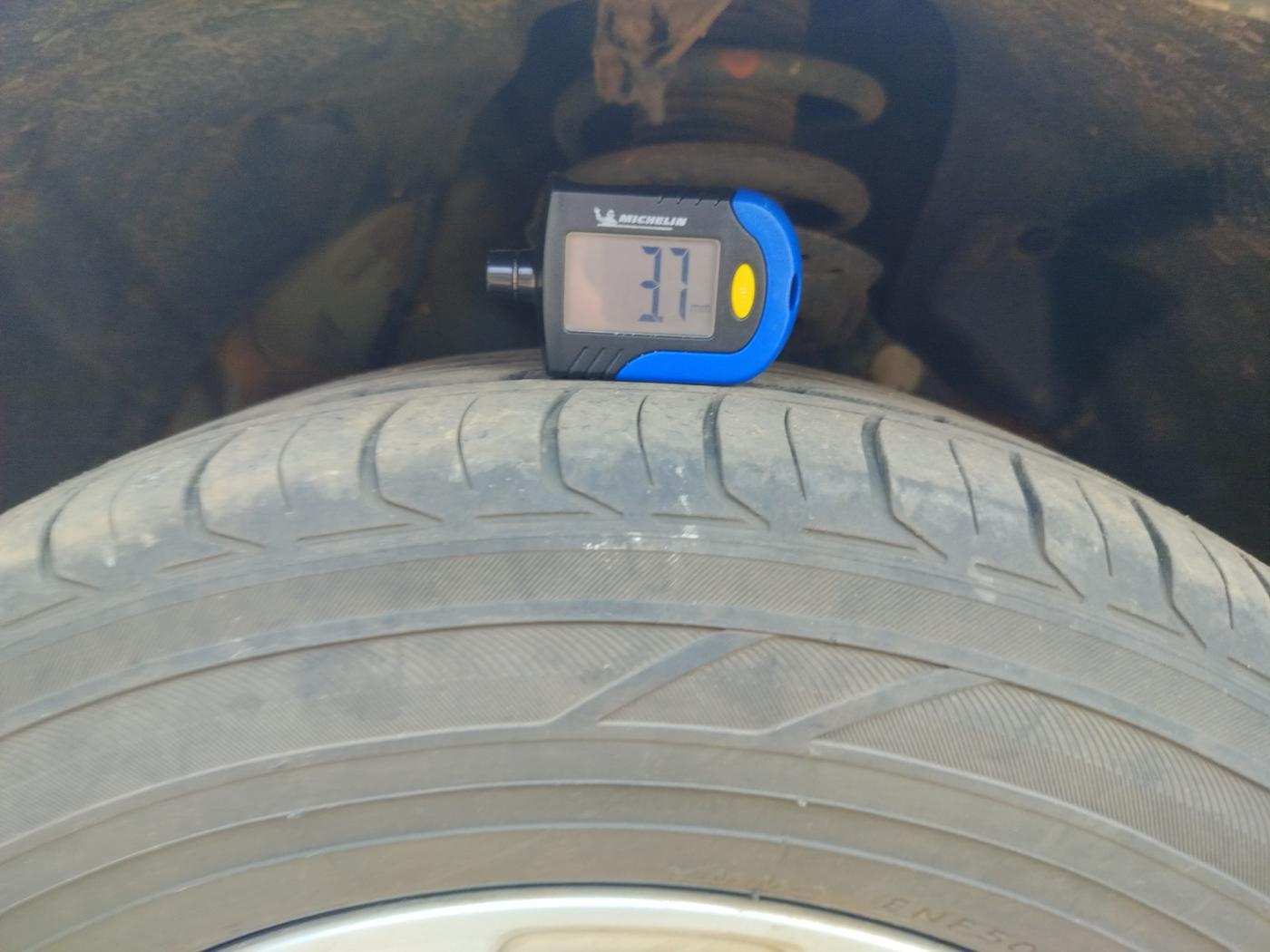 2022 Mahindra XUV300 W8 1.5 DIESEL, Diesel, Manual, 1,03,299 km, tyre