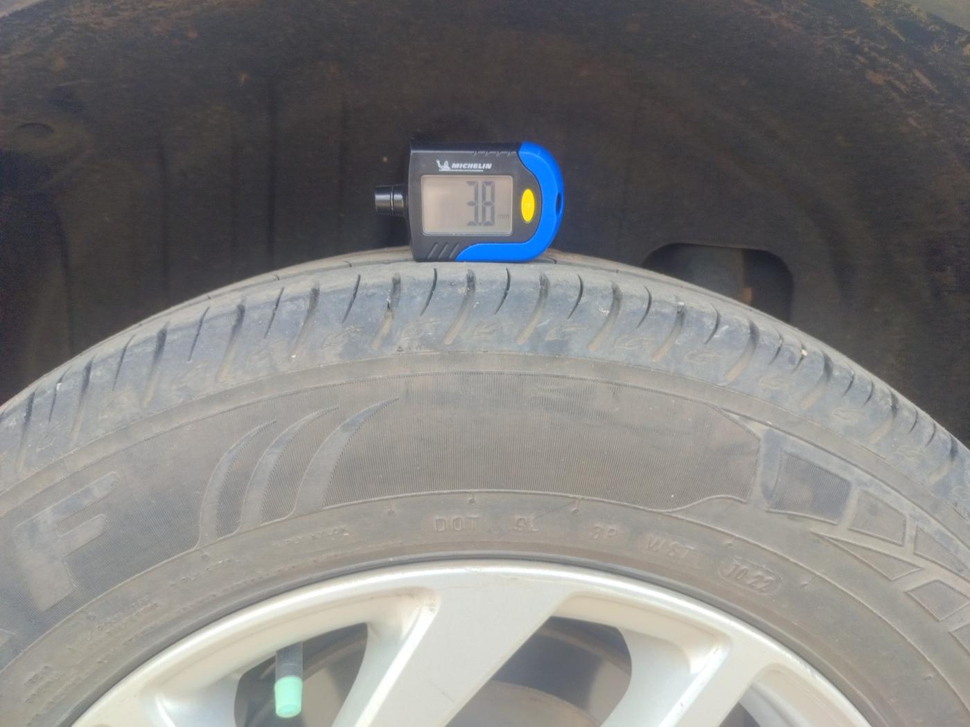 2022 Mahindra XUV300 W8 1.5 DIESEL, Diesel, Manual, 1,03,299 km, tyre