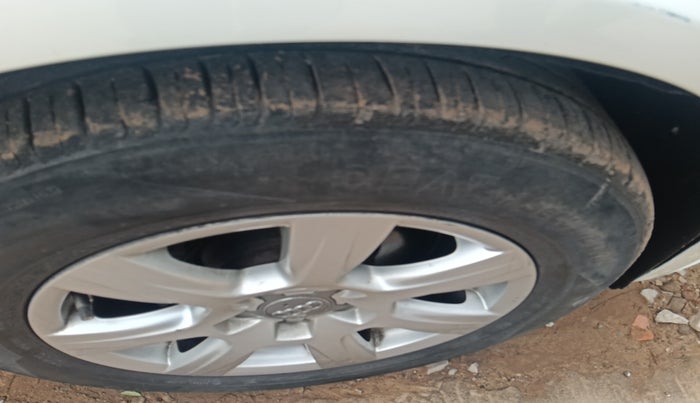 2011 Audi A4 2.0 TDI, Diesel, Automatic, 1,13,920 km, tyre