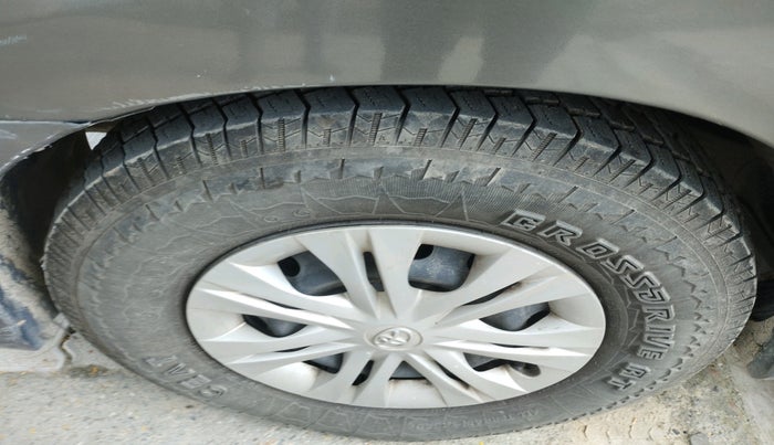 2014 Toyota Innova 2.5 GX 7 STR, Diesel, Manual, 1,37,309 km, tyre