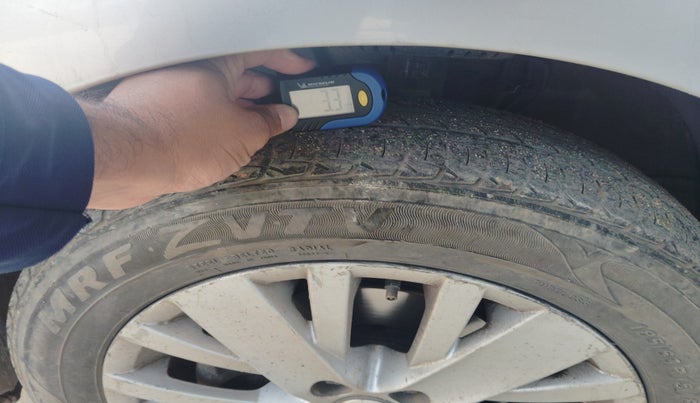 2015 Volkswagen Vento HIGHLINE 1.5 AT, Diesel, Automatic, 2,19,880 km, tyre