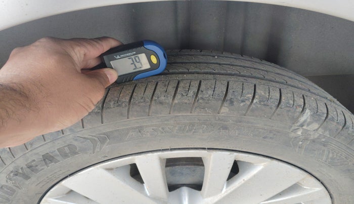 2015 Volkswagen Vento HIGHLINE 1.5 AT, Diesel, Automatic, 2,19,880 km, tyre