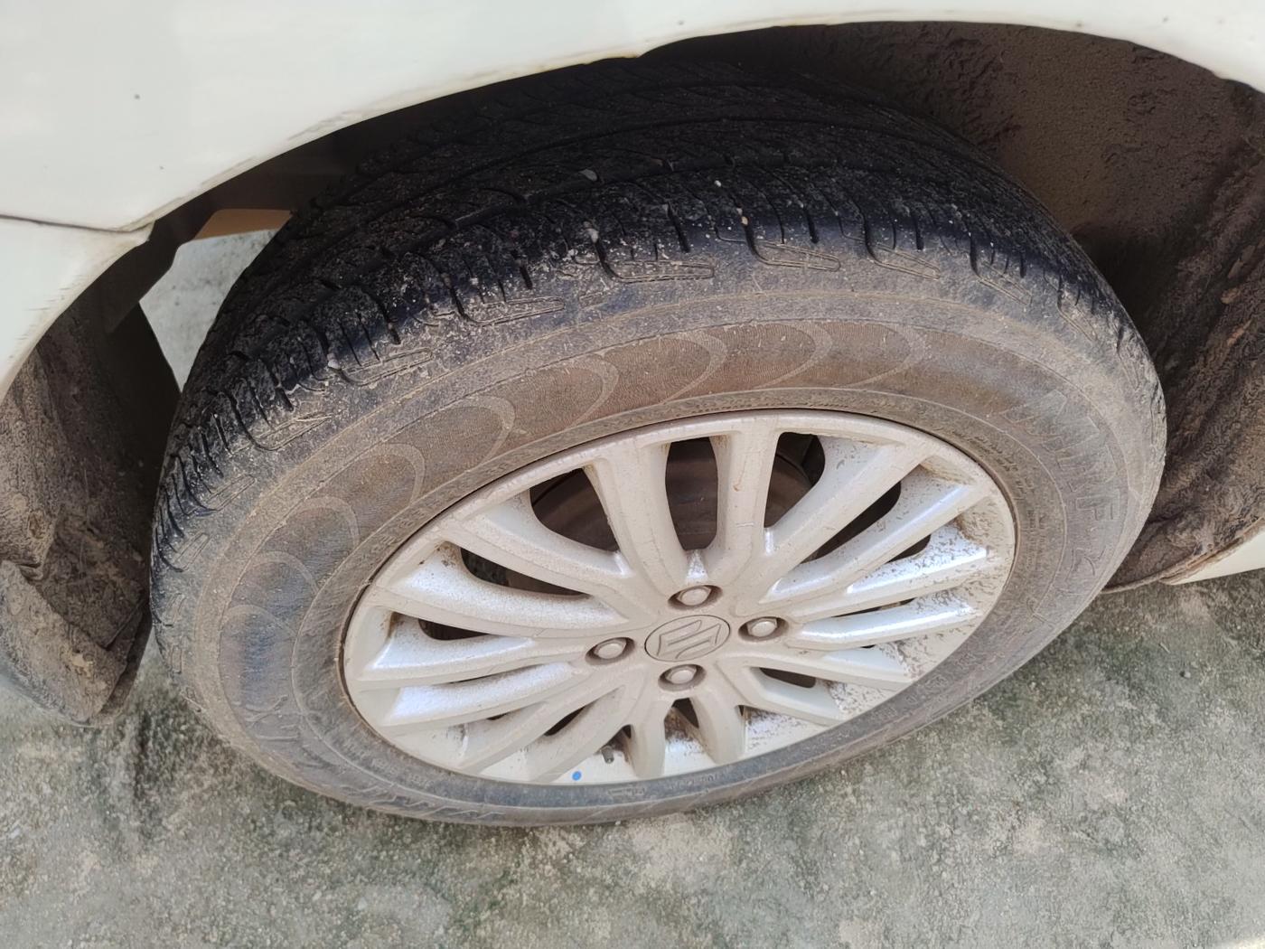 2018 Maruti Dzire ZDI, Diesel, Manual, 1,56,400 km, tyre