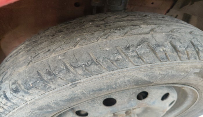 2014 Maruti Swift VXI, Petrol, Manual, 1,07,885 km, tyre