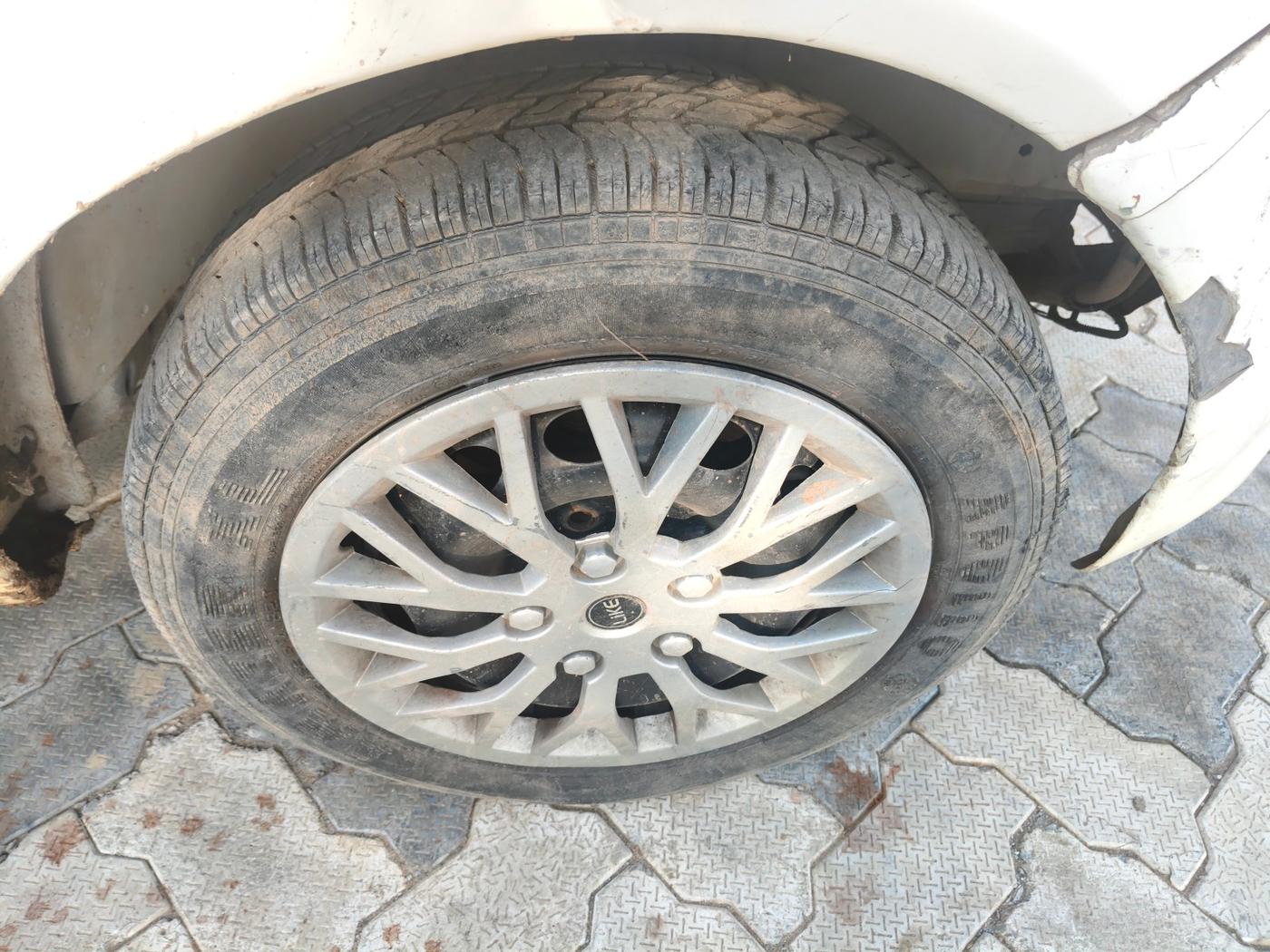 2013 Ford Figo ZXI 1.2 PETROL, Petrol, Manual, 39,680 km, tyre