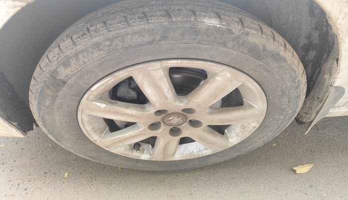 2013 Volkswagen Vento COMFORTLINE DIESEL 1.6, Diesel, Manual, 91,119 km, tyre