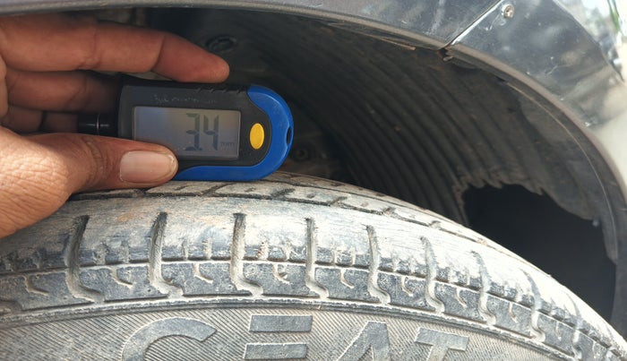2014 Hyundai Eon ERA +, Petrol, Manual, 1,13,443 km, tyre
