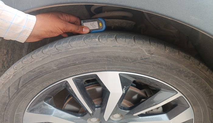2019 Mahindra XUV300 W8 (O) 1.5 DIESEL AMT, Diesel, Automatic, 1,14,070 km, tyre